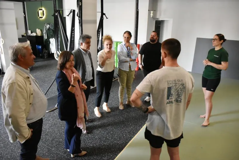 Clase grupal de fitness en gimnasio — referencia visual
